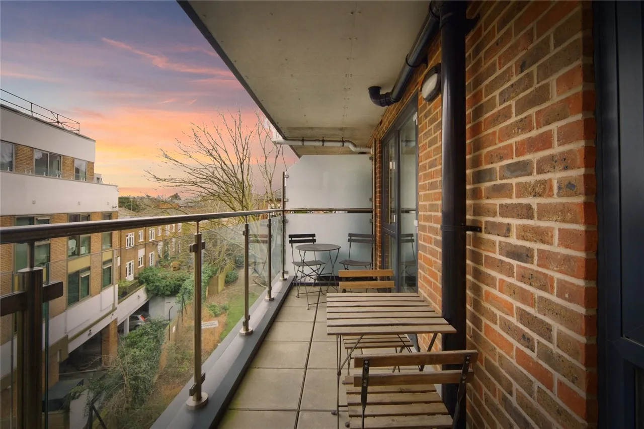 High Road, London, N20, photo 10