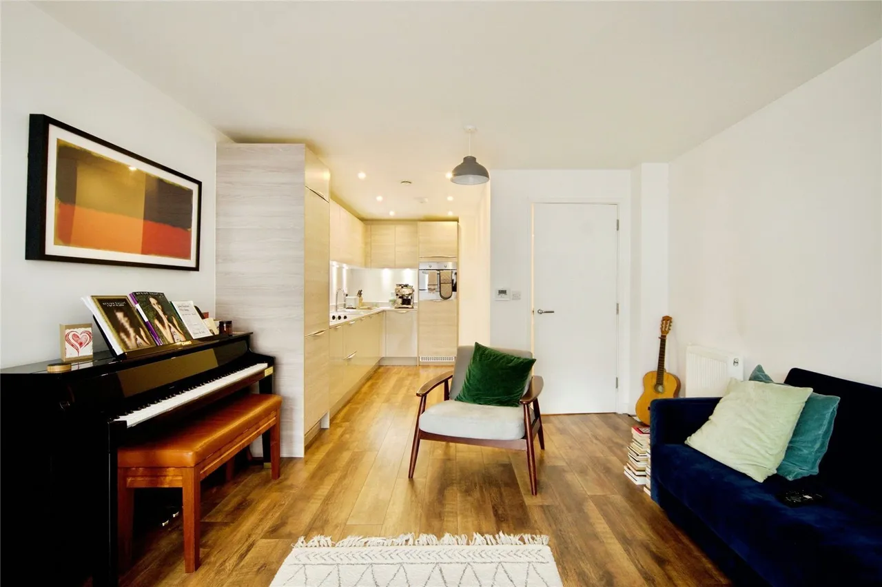 High Road, London, N20, photo 5
