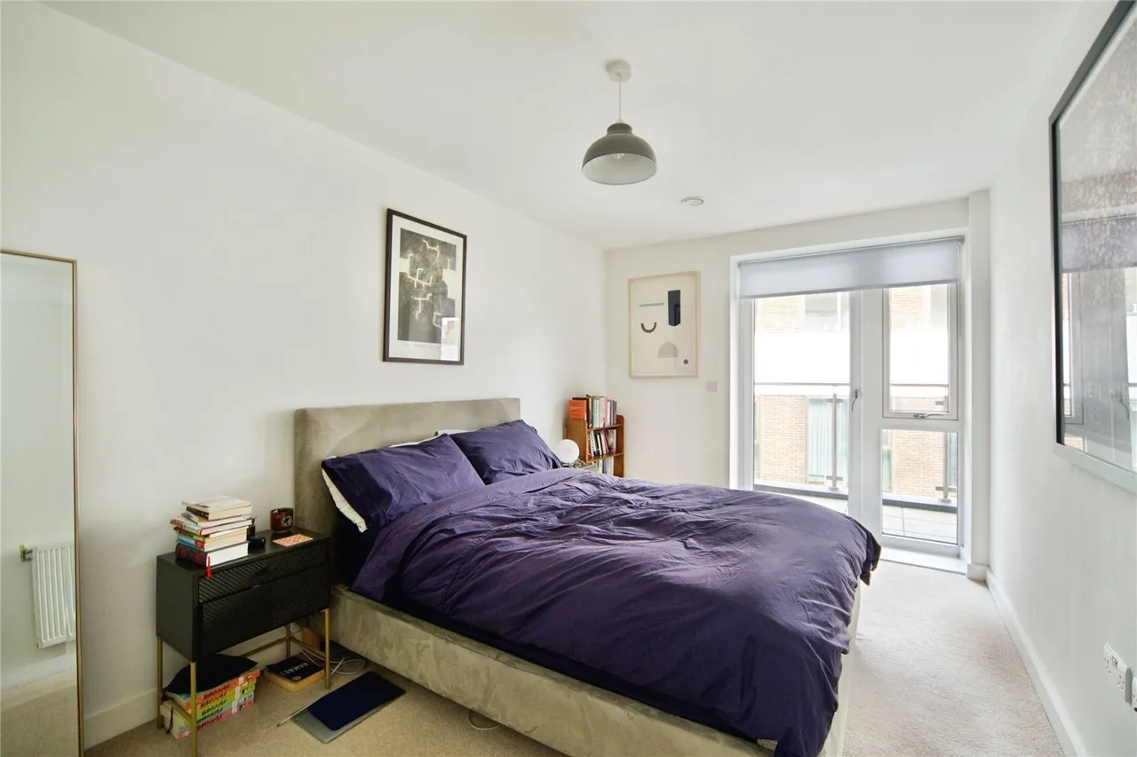 High Road, London, N20, photo 12