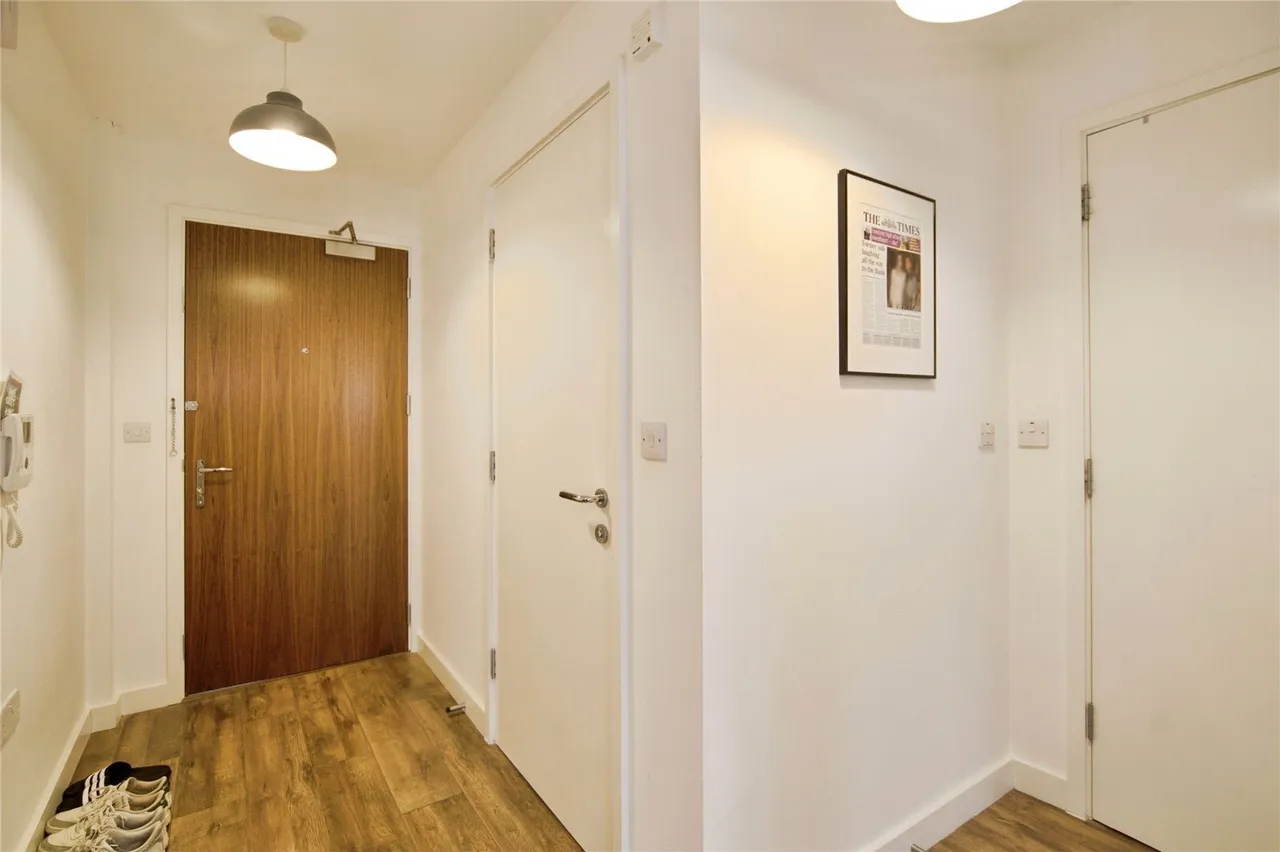 High Road, London, N20, photo 18