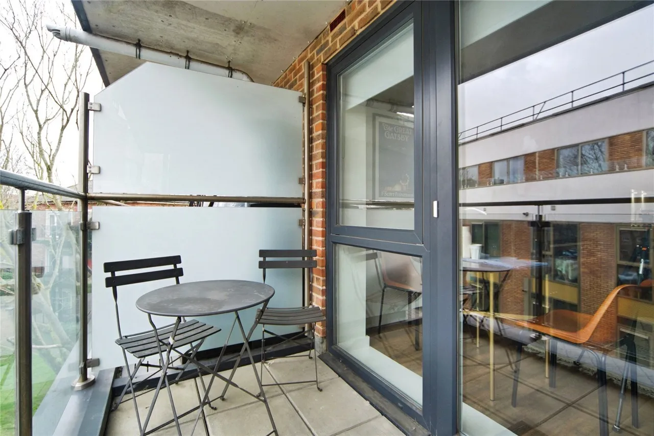 High Road, London, N20, photo 11