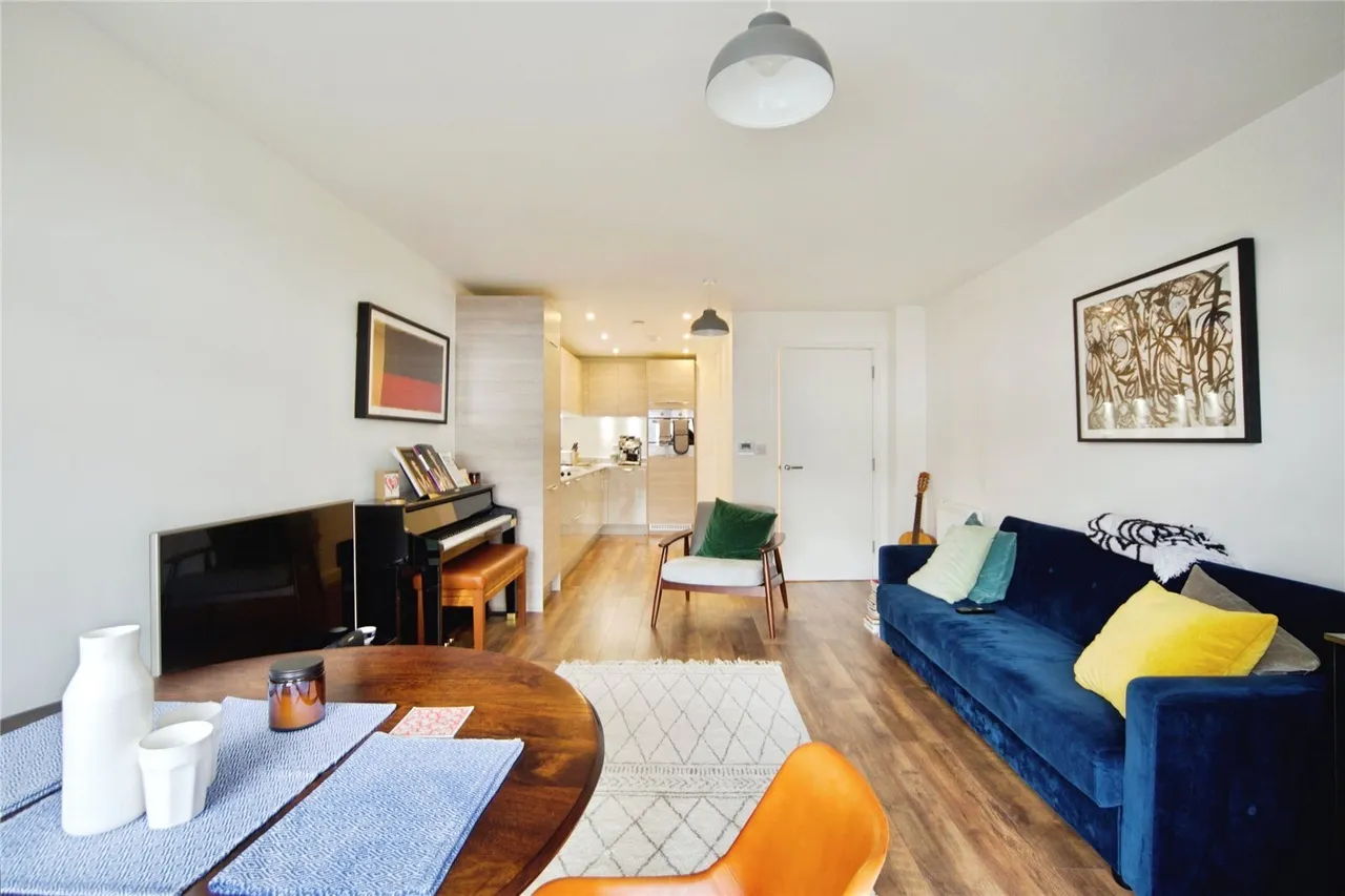 High Road, London, N20, photo 6
