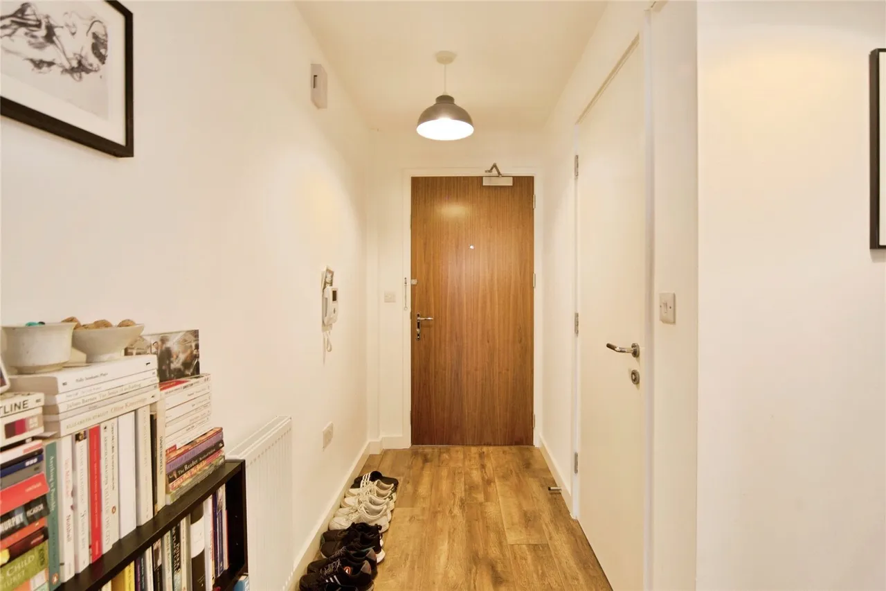 High Road, London, N20, photo 19