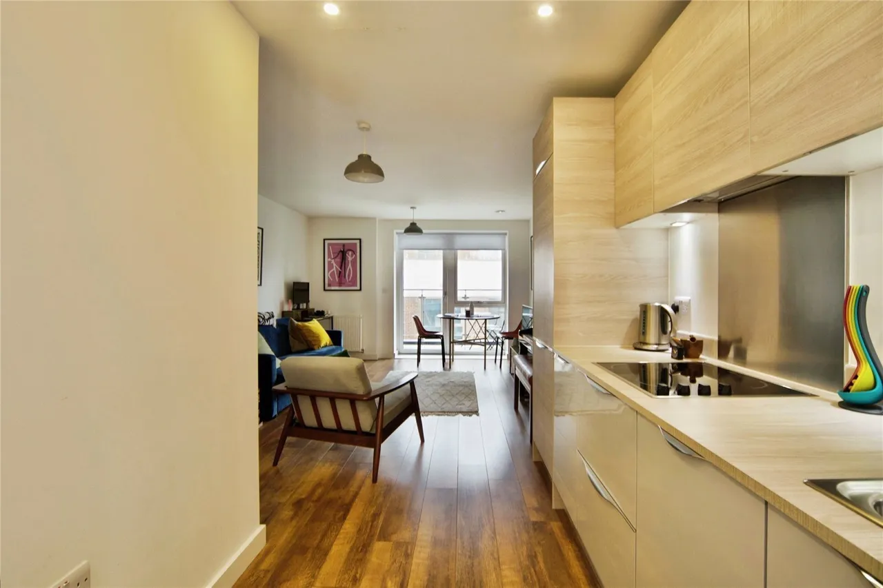 High Road, London, N20, photo 8