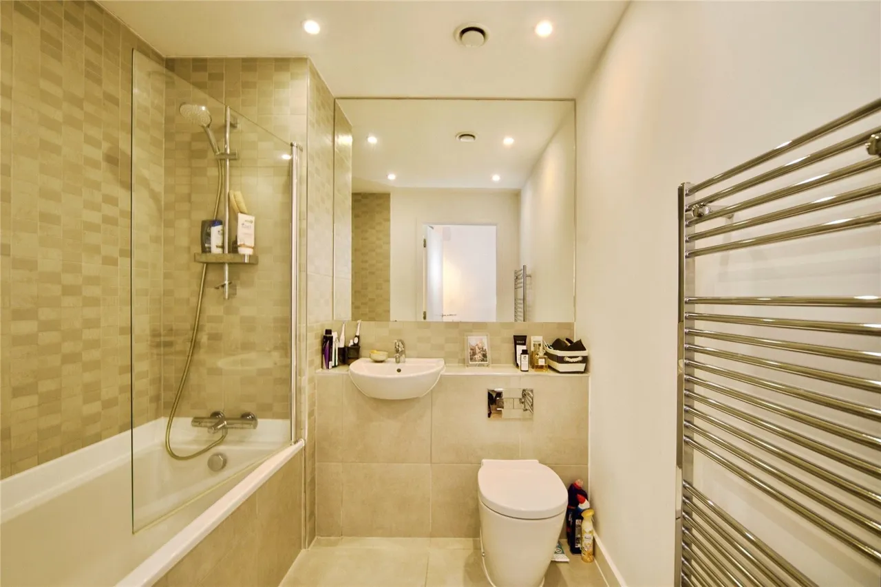 High Road, London, N20, photo 16