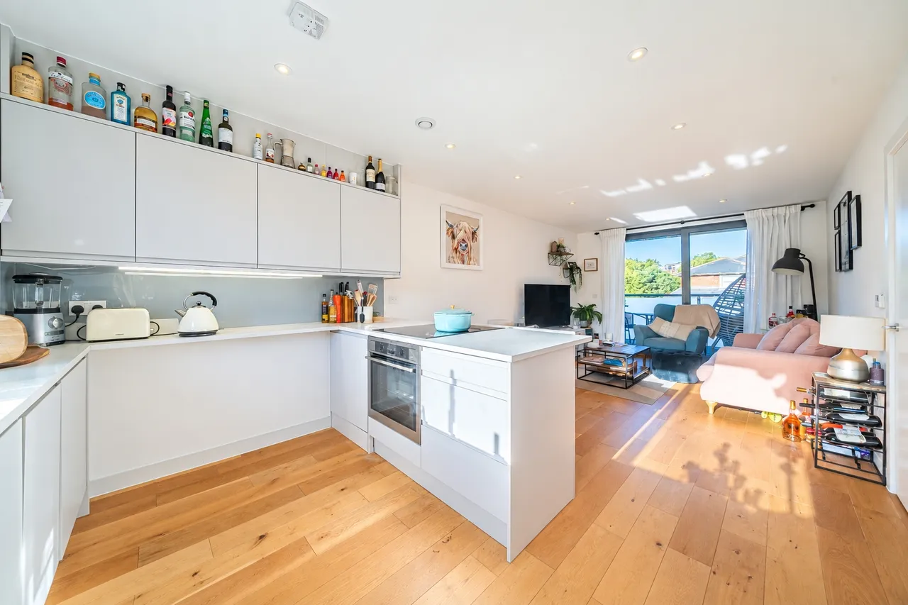 2 bed flat for sale, Radbourne Road, London, SW12