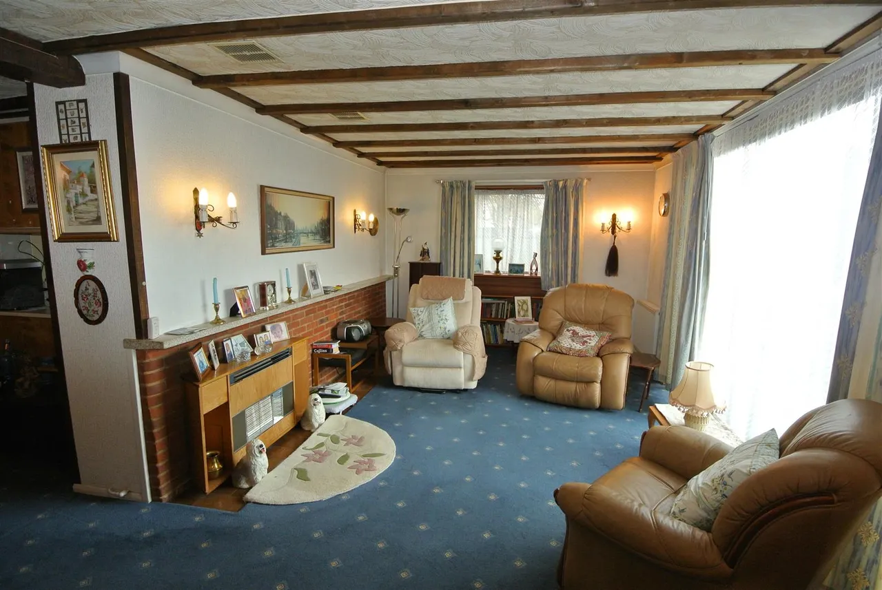 Green Road, Thorpe, Surrey, TW20 8QS, photo 2