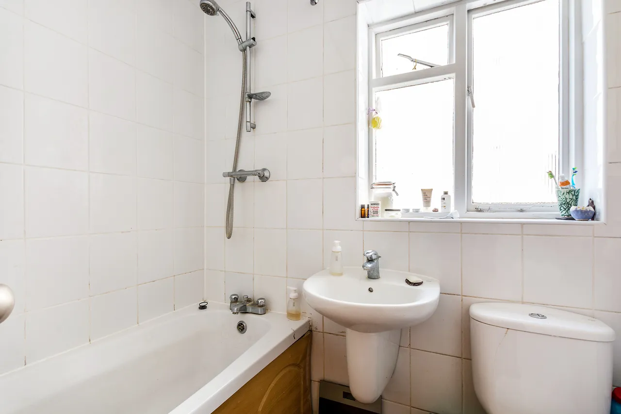 15b Sandrock Road, London, photo 6