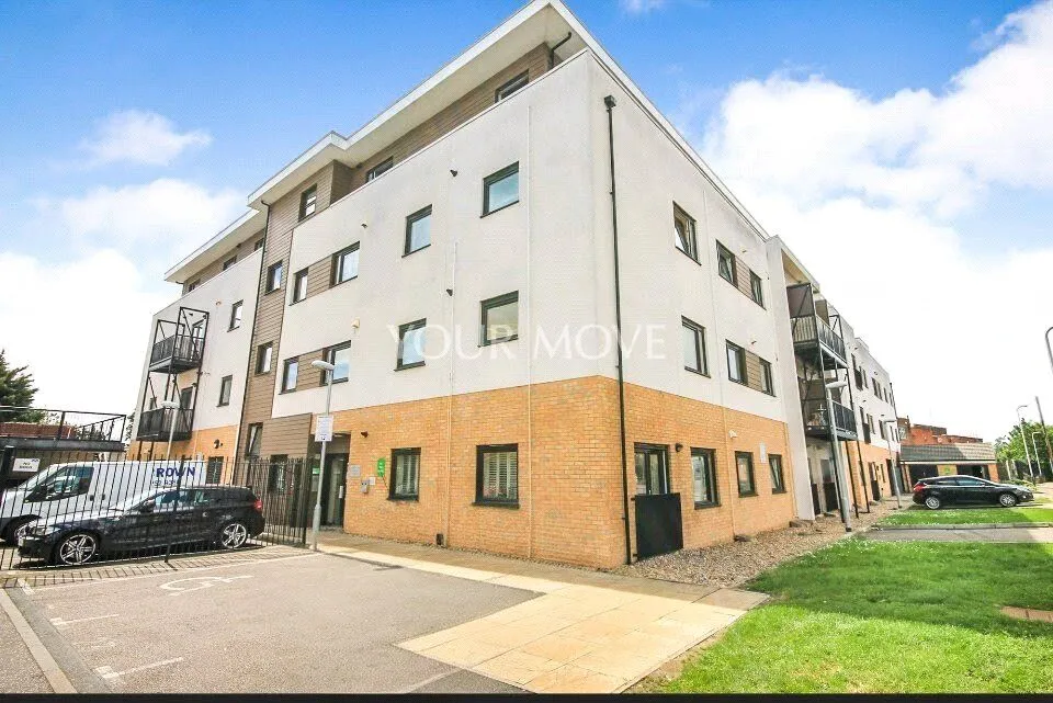 2 bed flat for sale — Spring Gardens, Romford, RM7