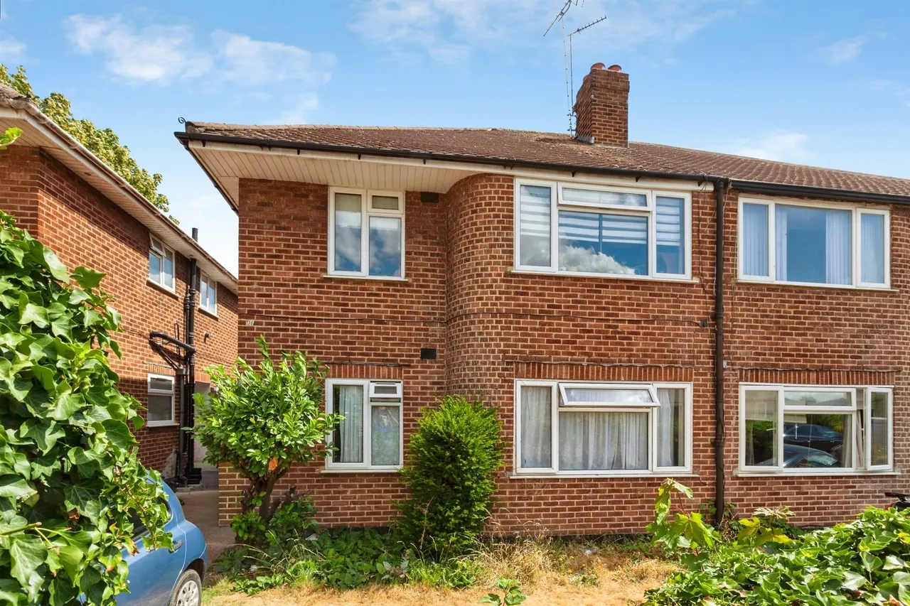 2 bed flat for sale — Adelphi Gardens, Slough