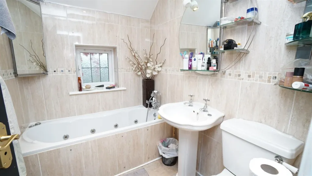 Leeds Road, Thackley, photo 16