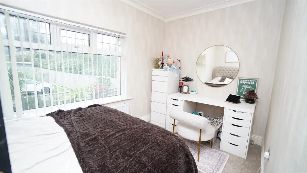 Leeds Road, Thackley, photo 12