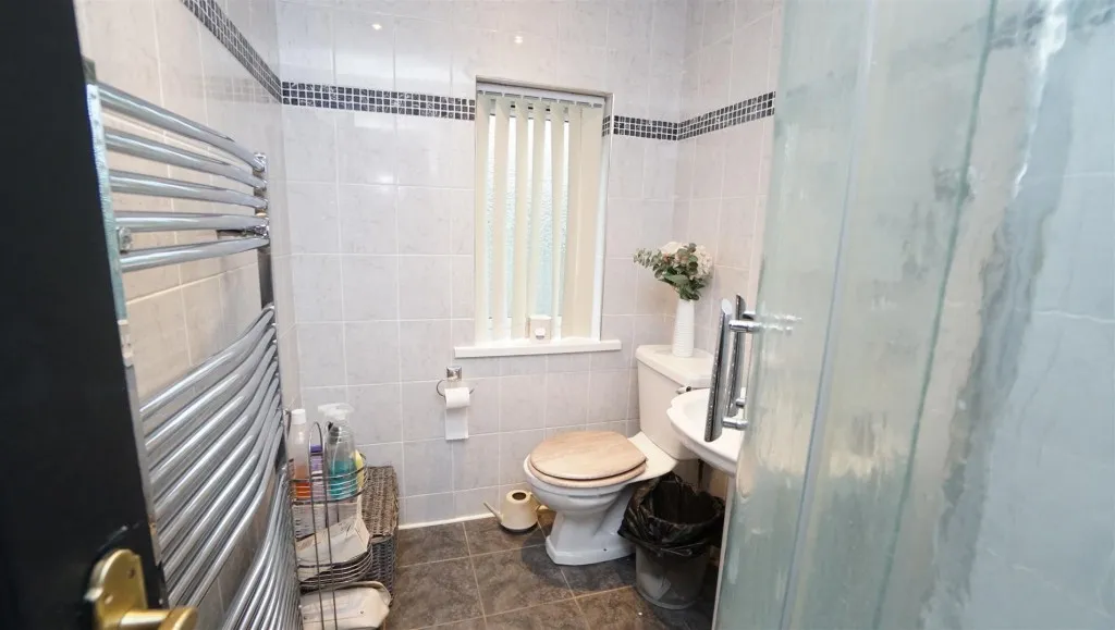Leeds Road, Thackley, photo 17