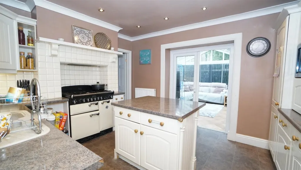 Leeds Road, Thackley, photo 5