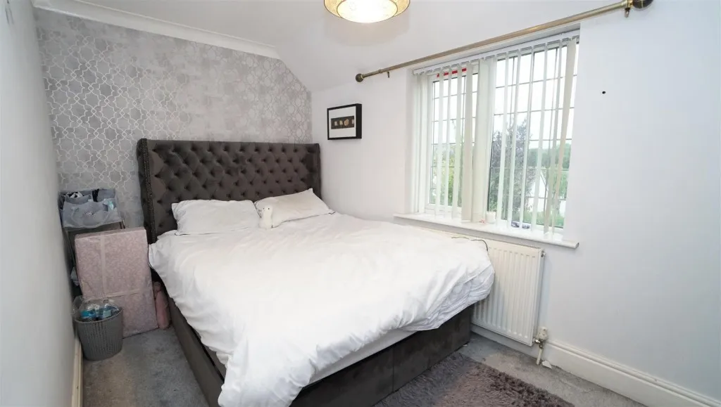 Leeds Road, Thackley, photo 13