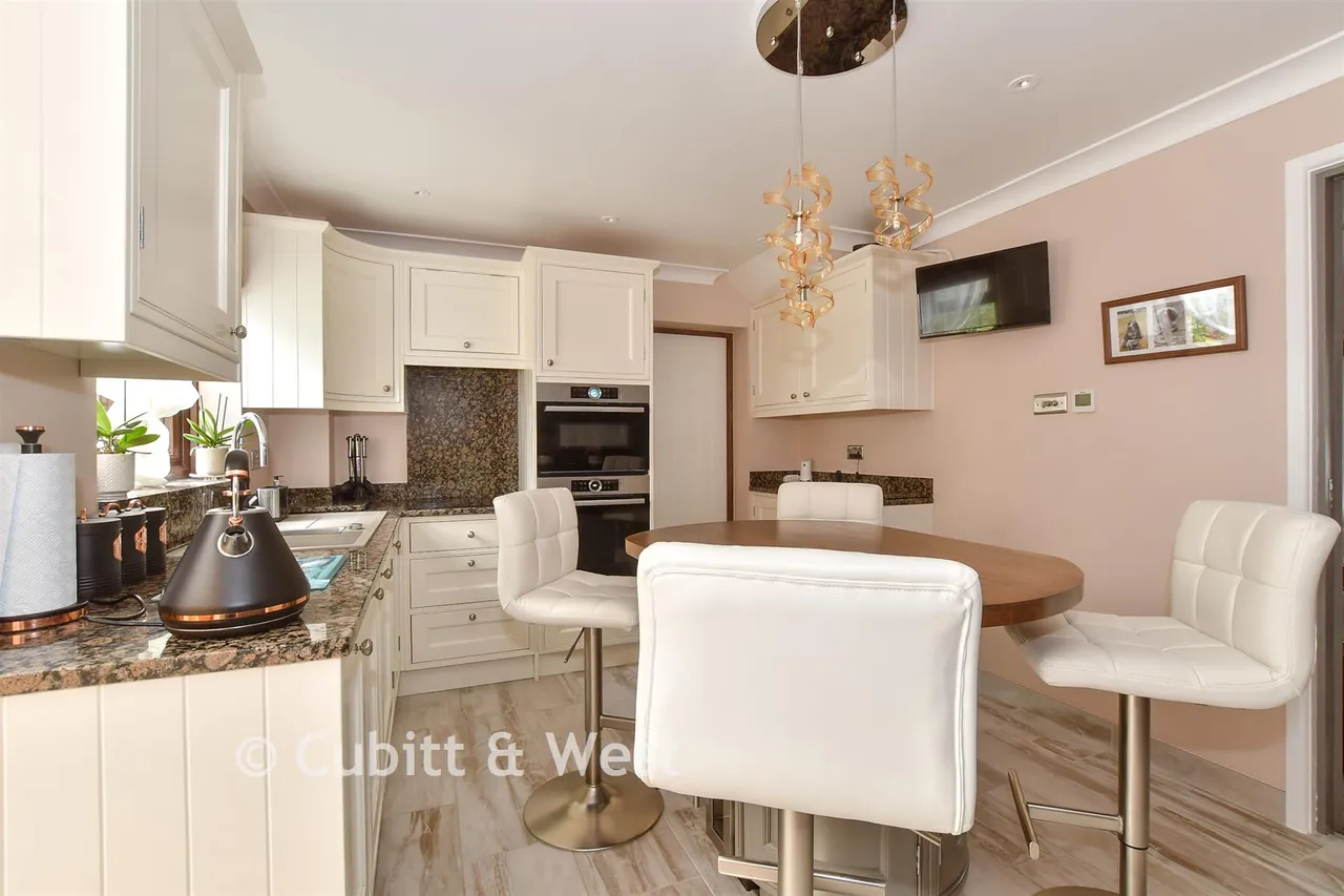 Corfe Close, Southwater, RH13, photo 4