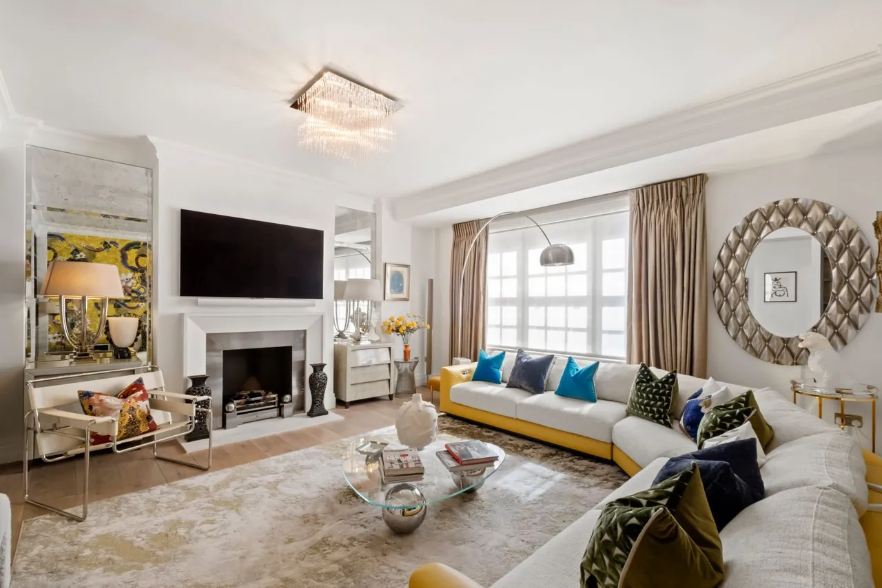 3 bed flat for sale — Onslow Square, South Kensington, London, SW7 3HU