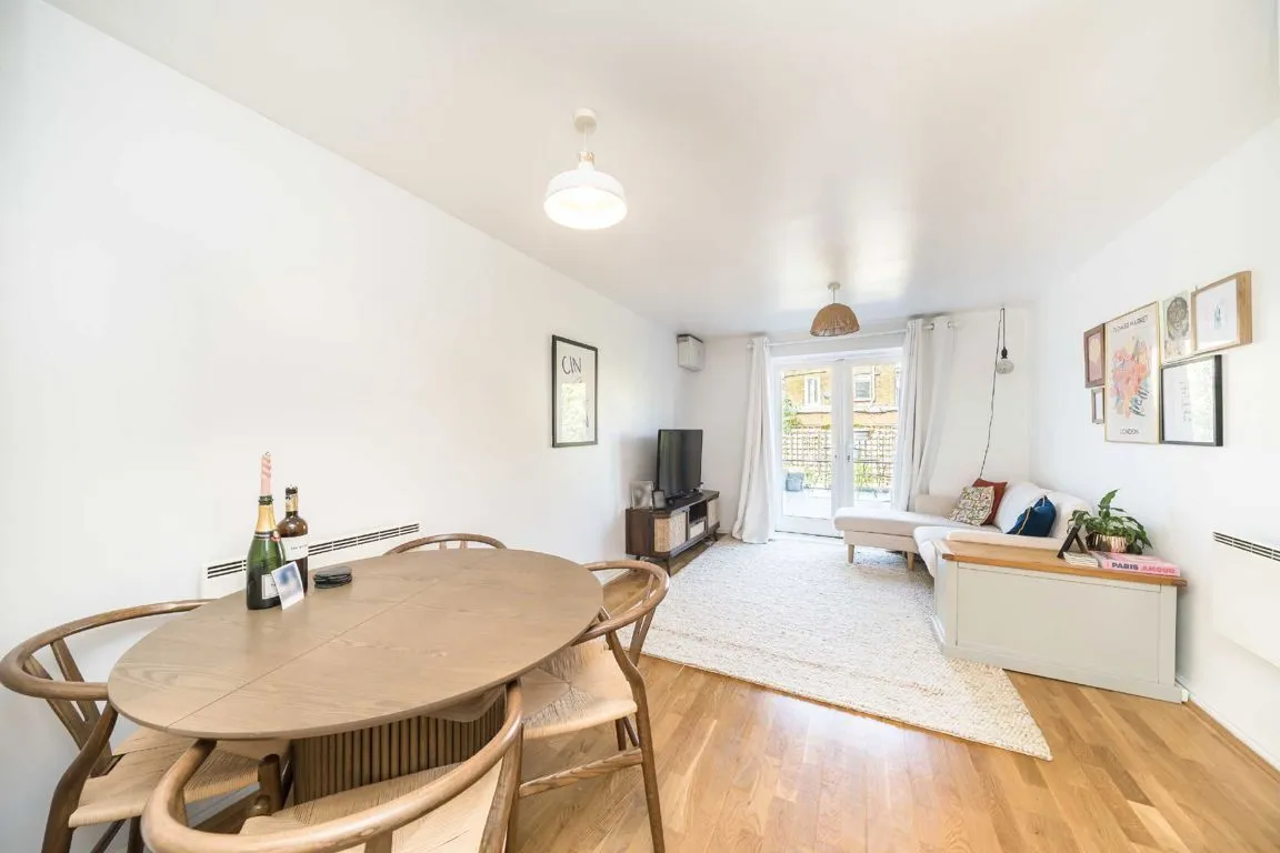 2 bed property for sale, Garratt Lane, SW18