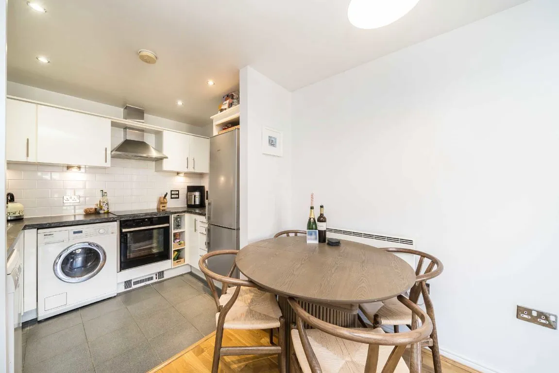 Garratt Lane, SW18, photo 5
