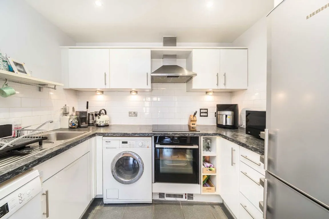 Garratt Lane, SW18, photo 2