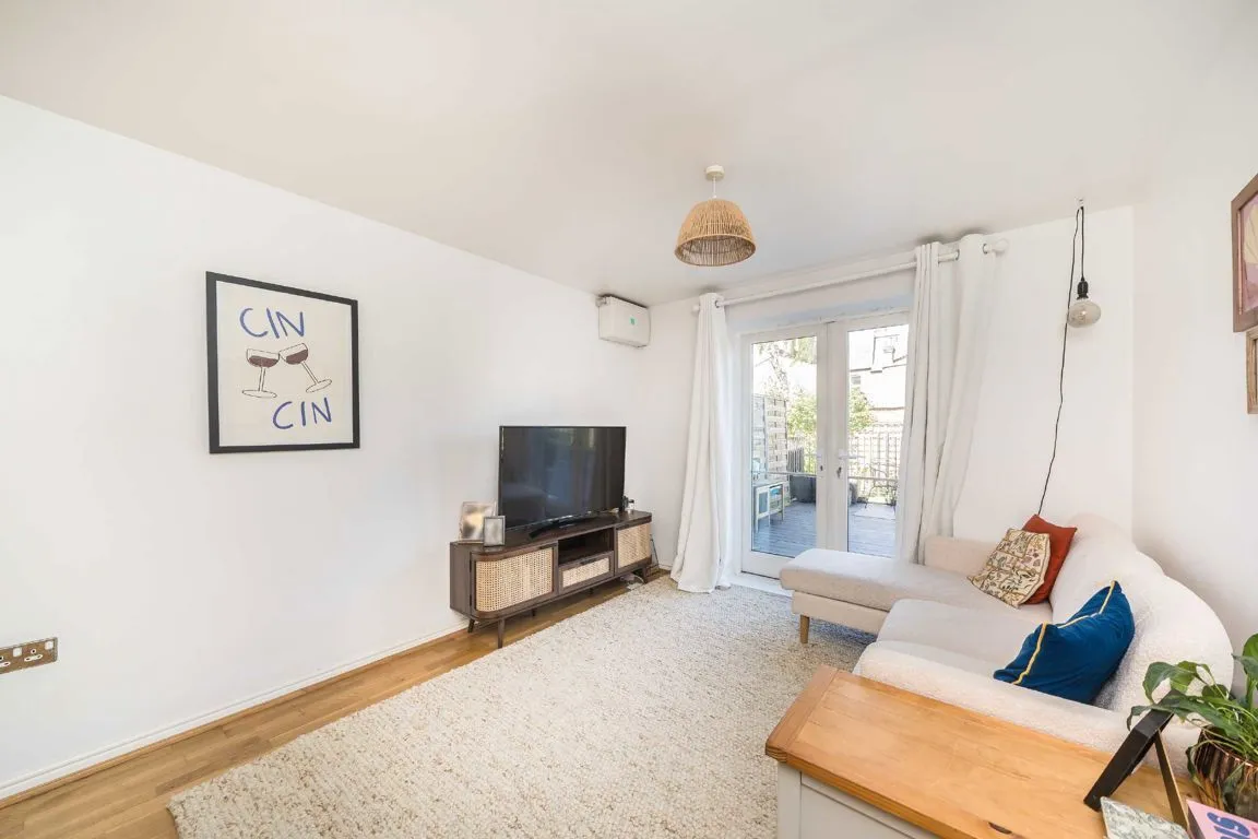 Garratt Lane, SW18, photo 6