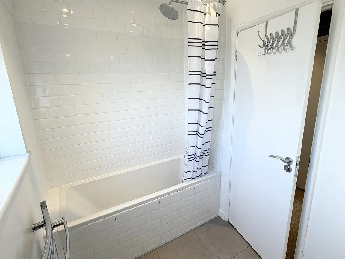 Sugden Road, Thames Ditton, KT7, photo 9