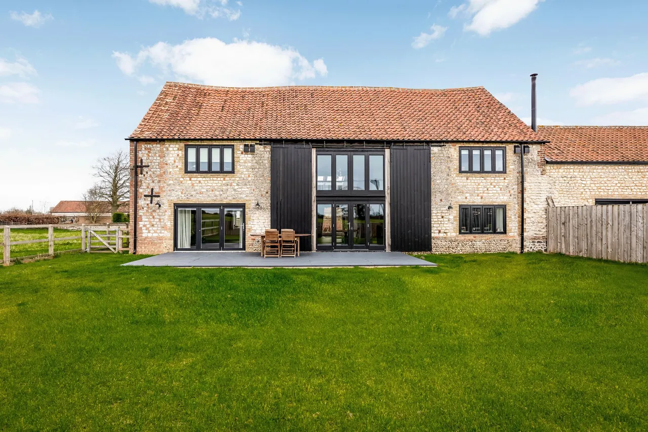 Elegantly Converted Chalk and Brick B, photo 13