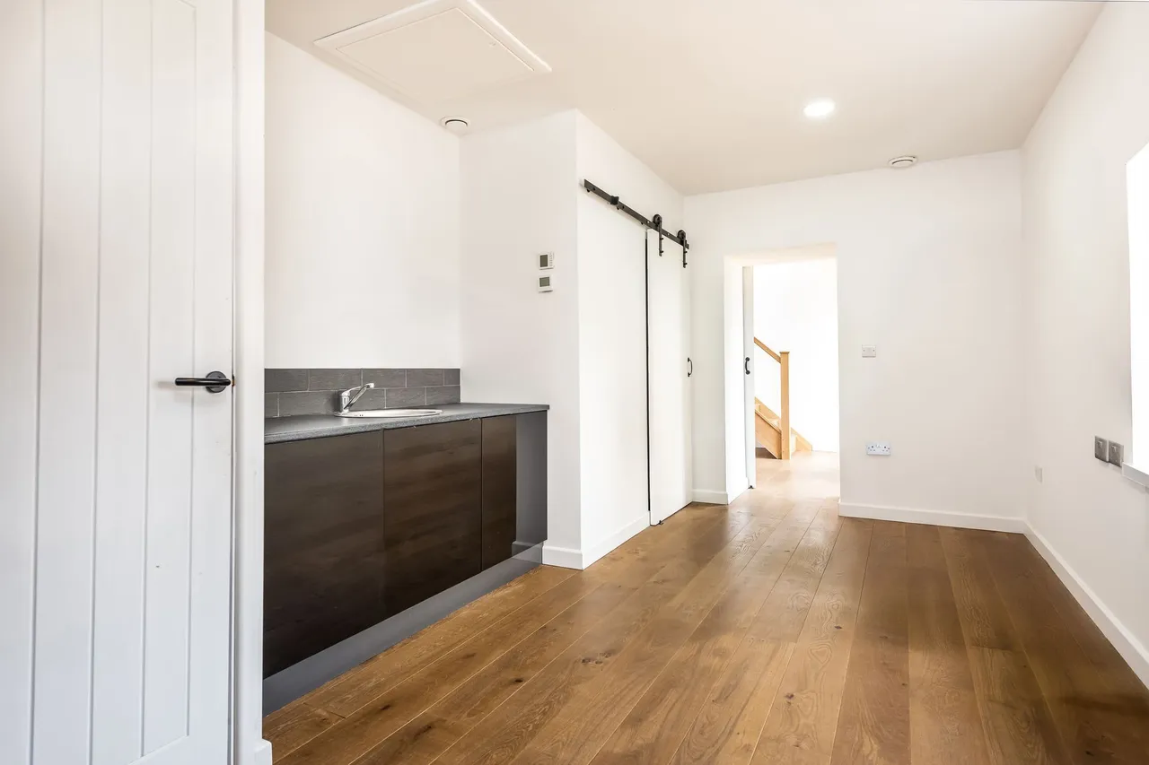 Elegantly Converted Chalk and Brick B, photo 6