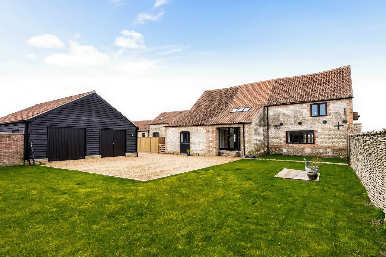 Elegantly Converted Chalk and Brick B, photo 14