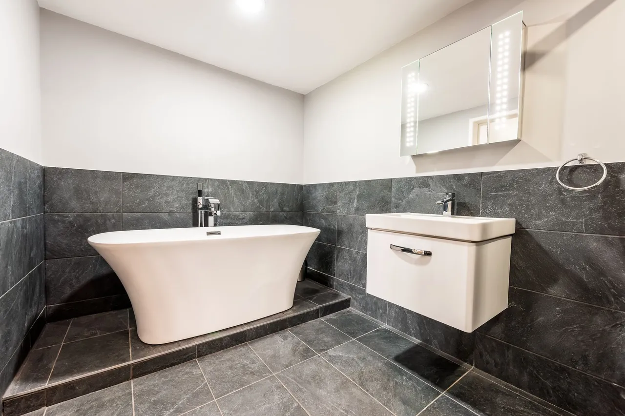 Elegantly Converted Chalk and Brick B, photo 12