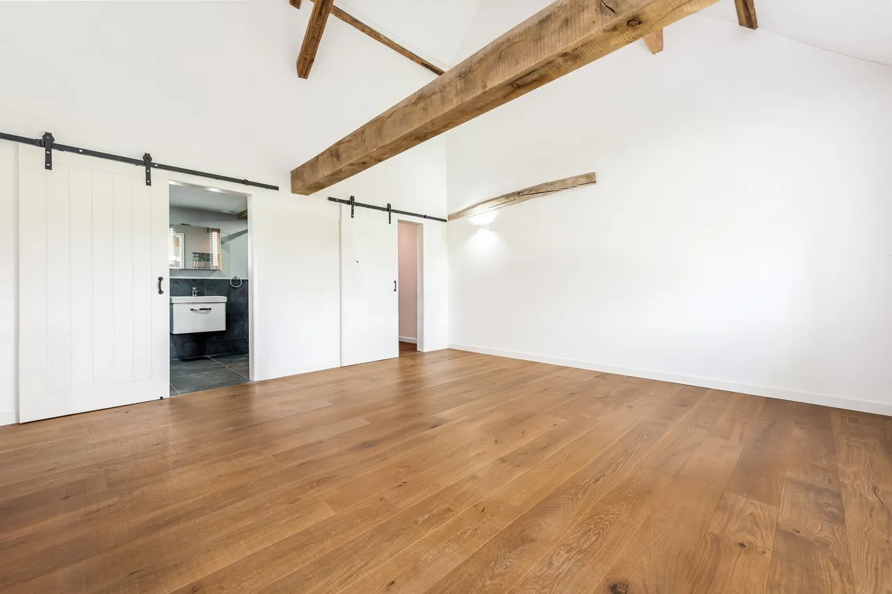 Elegantly Converted Chalk and Brick B, photo 4