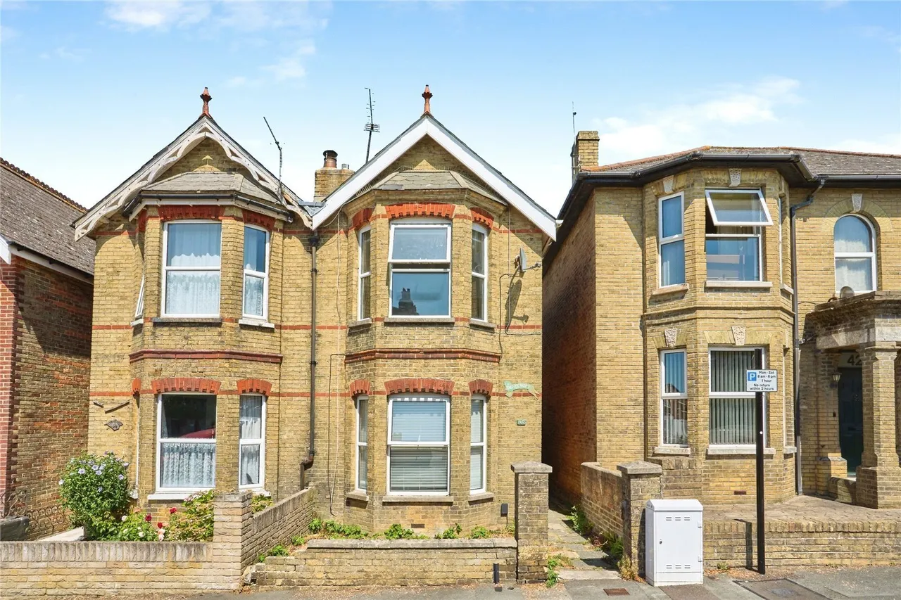 3 bed house for sale, York Avenue, East Cowes, PO32