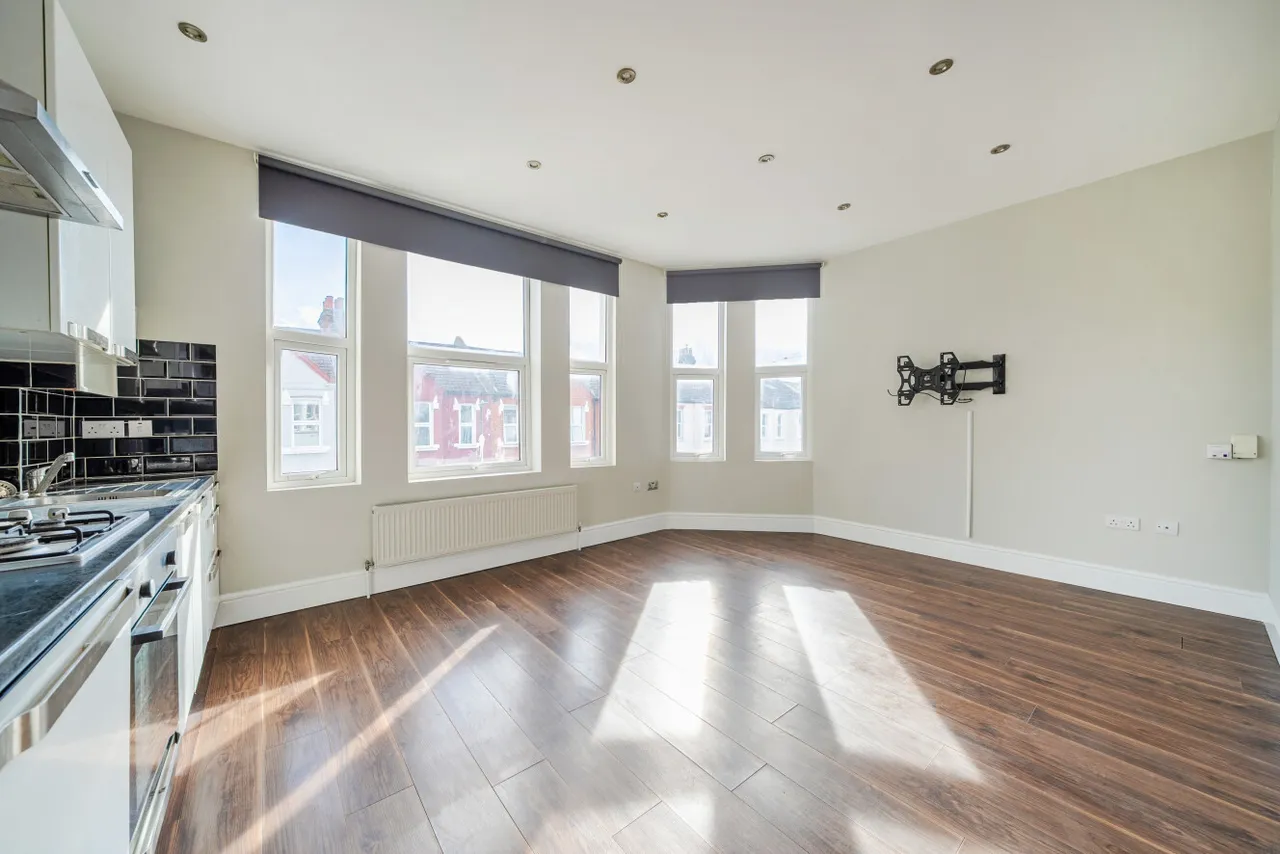 2 bed flat to rent, Grenfell Road, Mitcham, CR4
