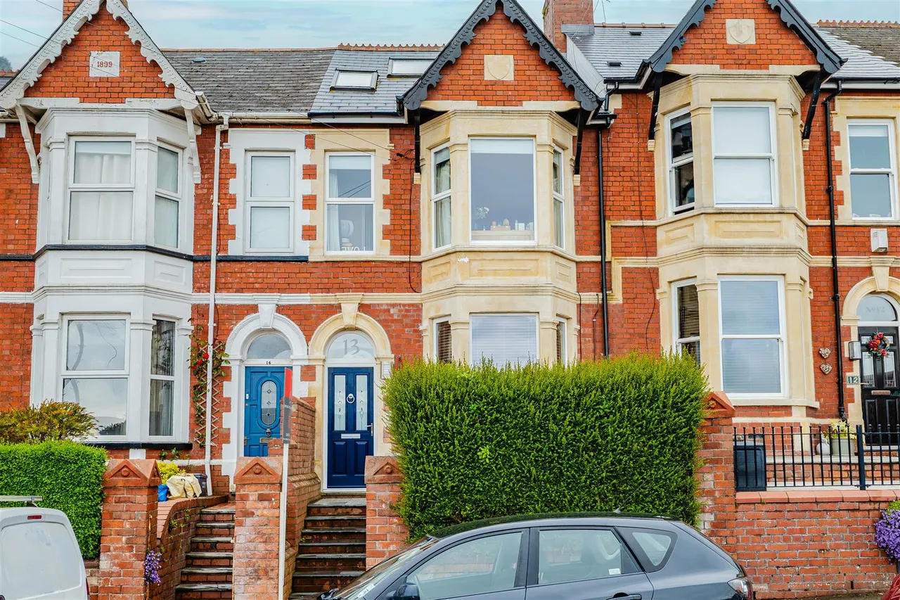 5 bed house for sale — Harbour Road, Barry, CF62 5SA