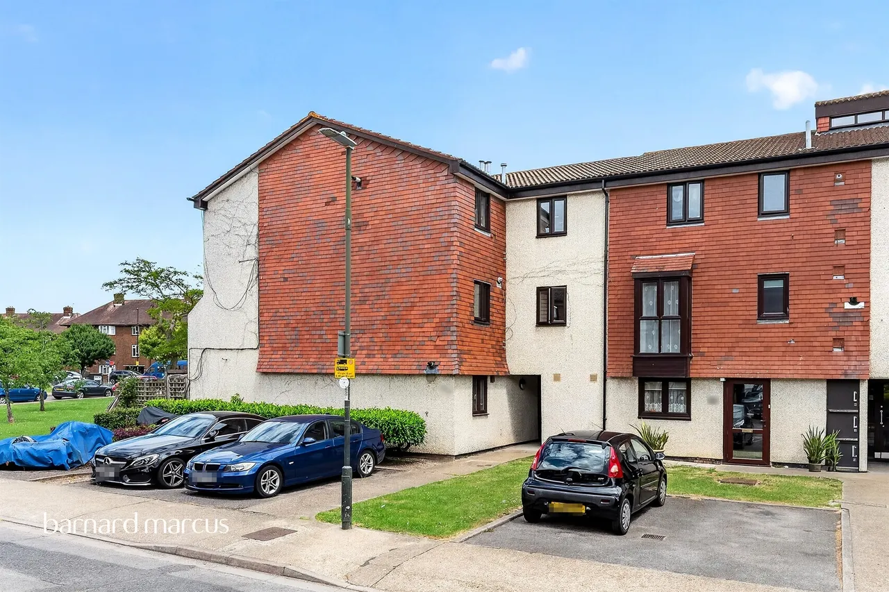 Coniston Close, London, SW20, photo 11