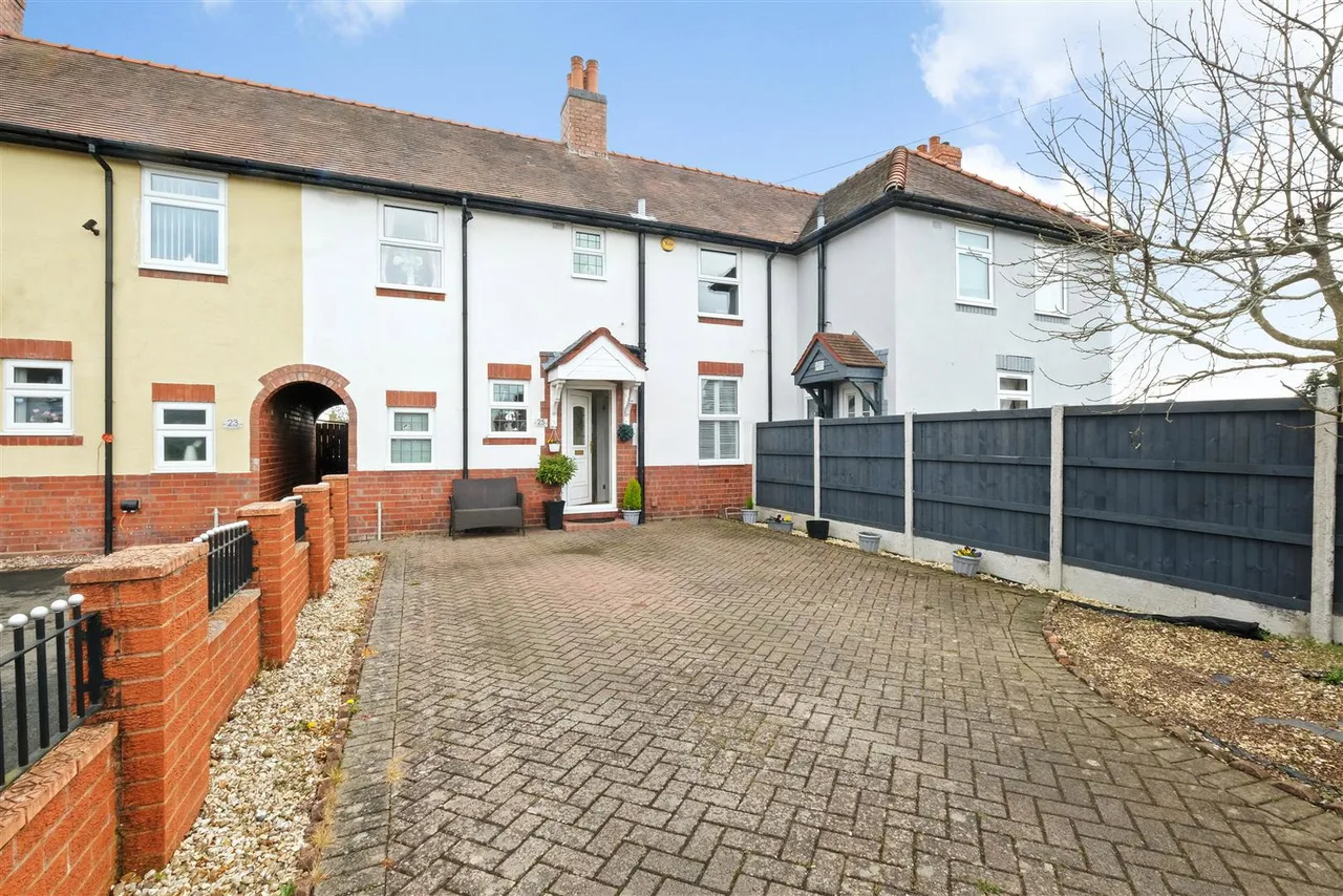 3 bed house for sale — Lady Greys Walk, WOLLASTON, DY8 3RD