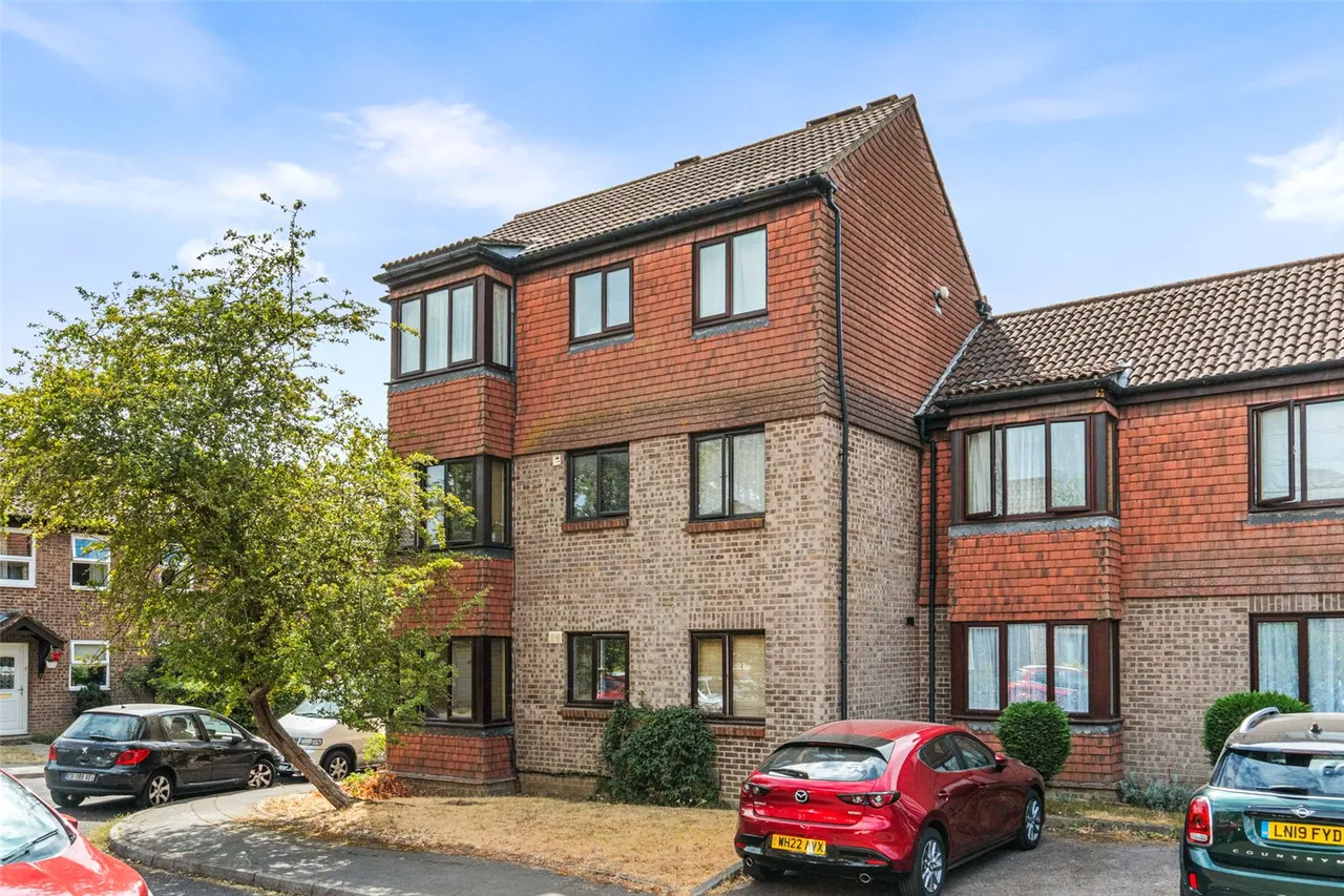 2 bed flat for sale, Stanford Close, Hampton, TW12