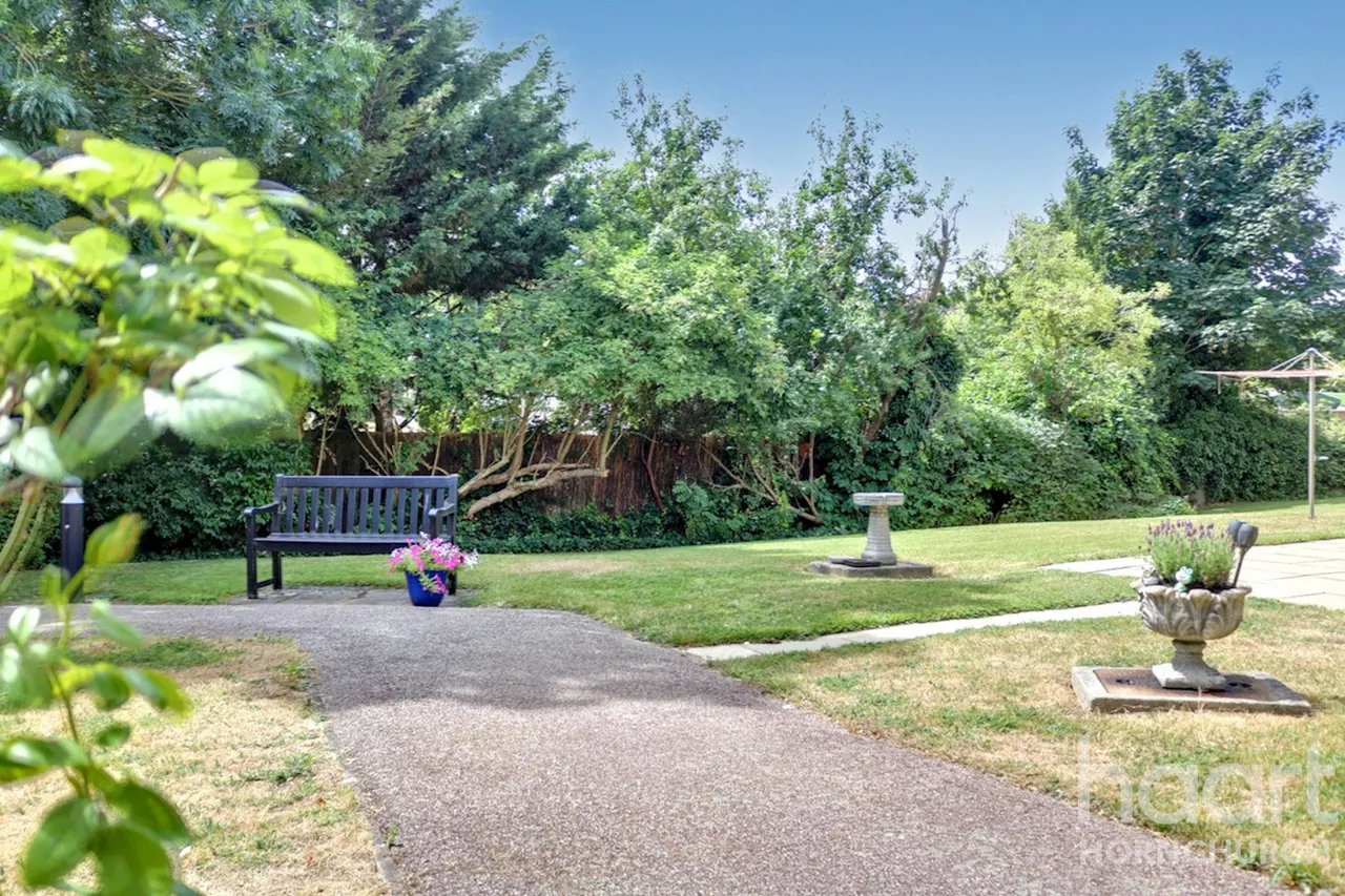Abbs Cross Gardens, Hornchurch, RM12, photo 9