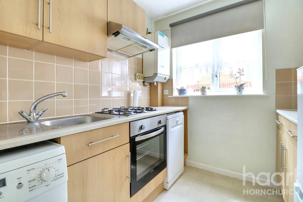Abbs Cross Gardens, Hornchurch, RM12, photo 6