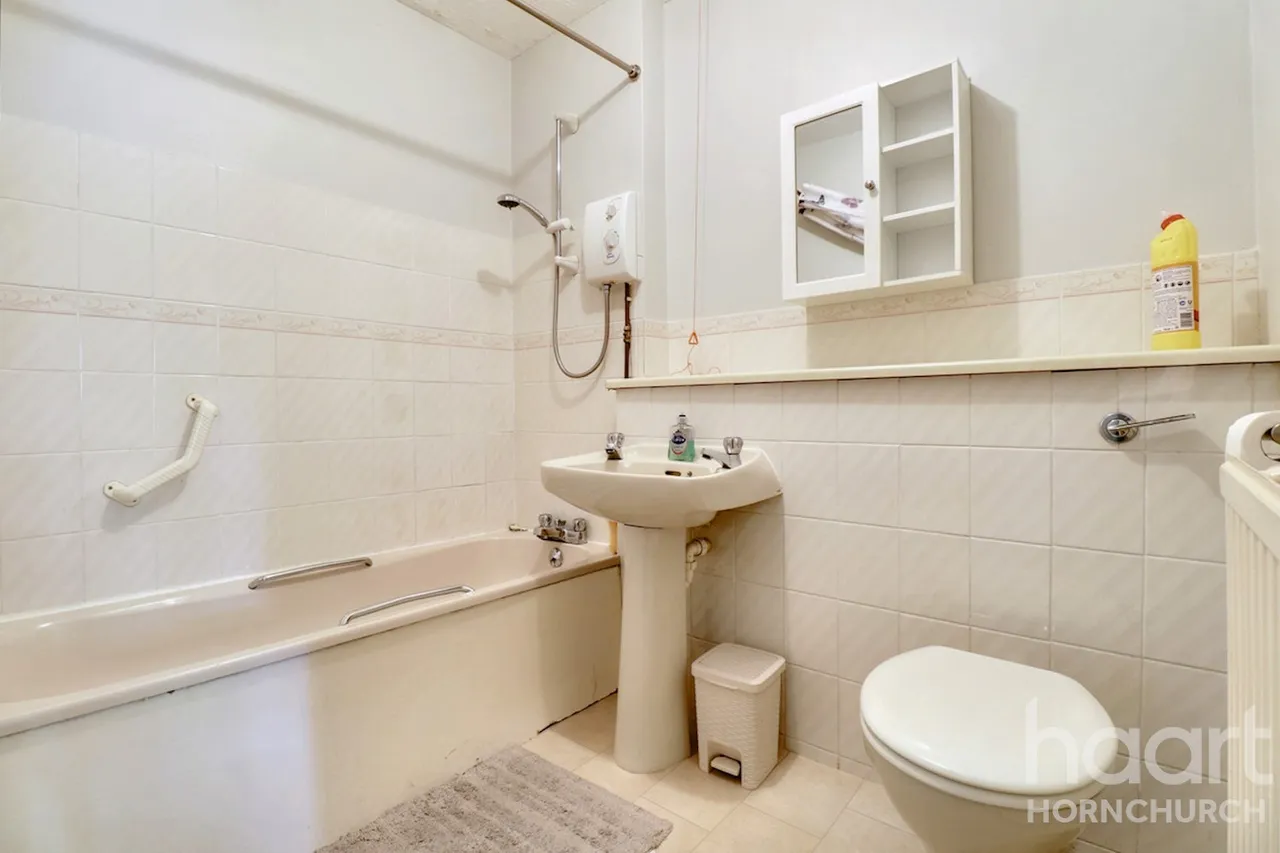 Abbs Cross Gardens, Hornchurch, RM12, photo 8