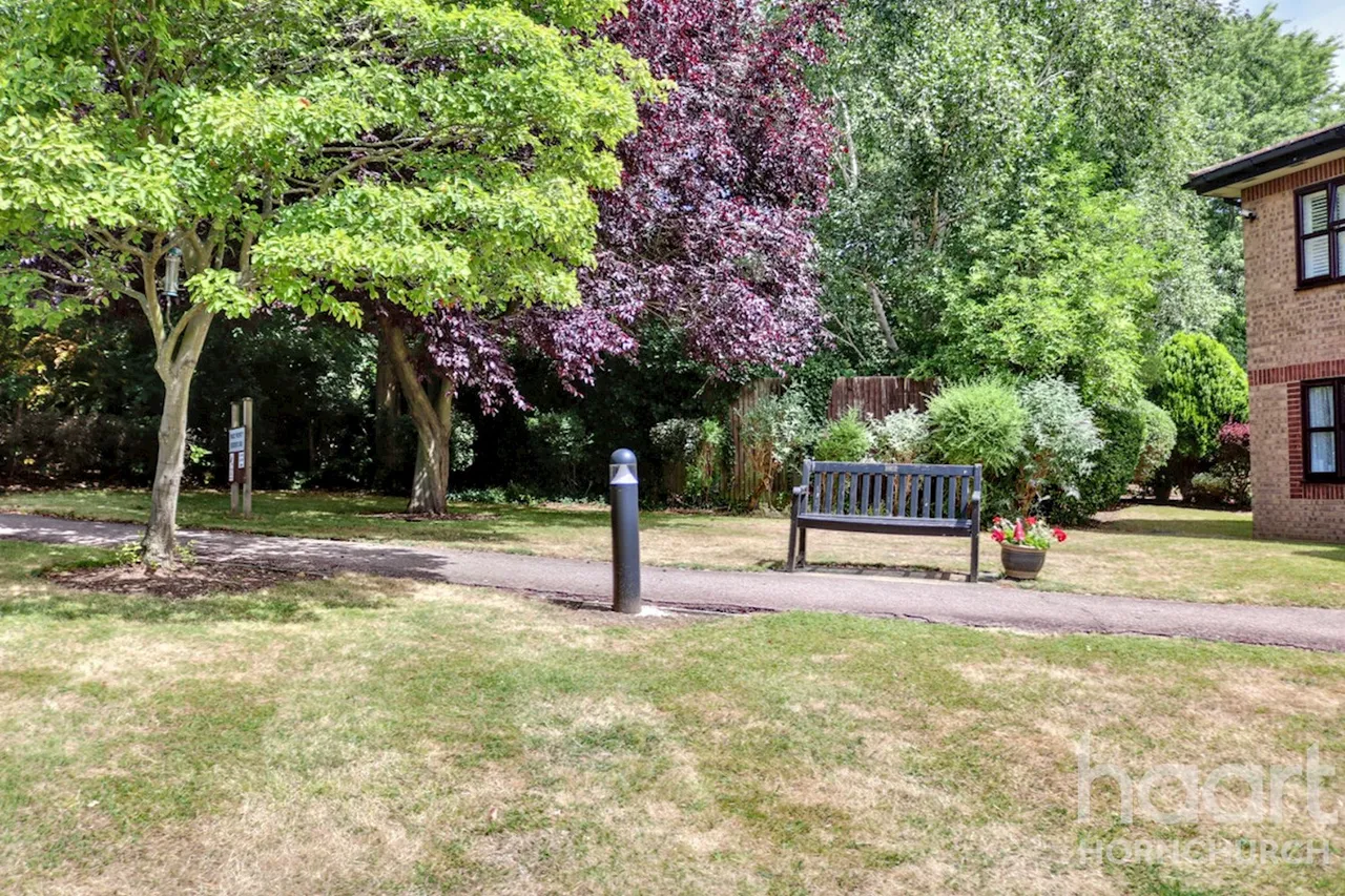Abbs Cross Gardens, Hornchurch, RM12, photo 10