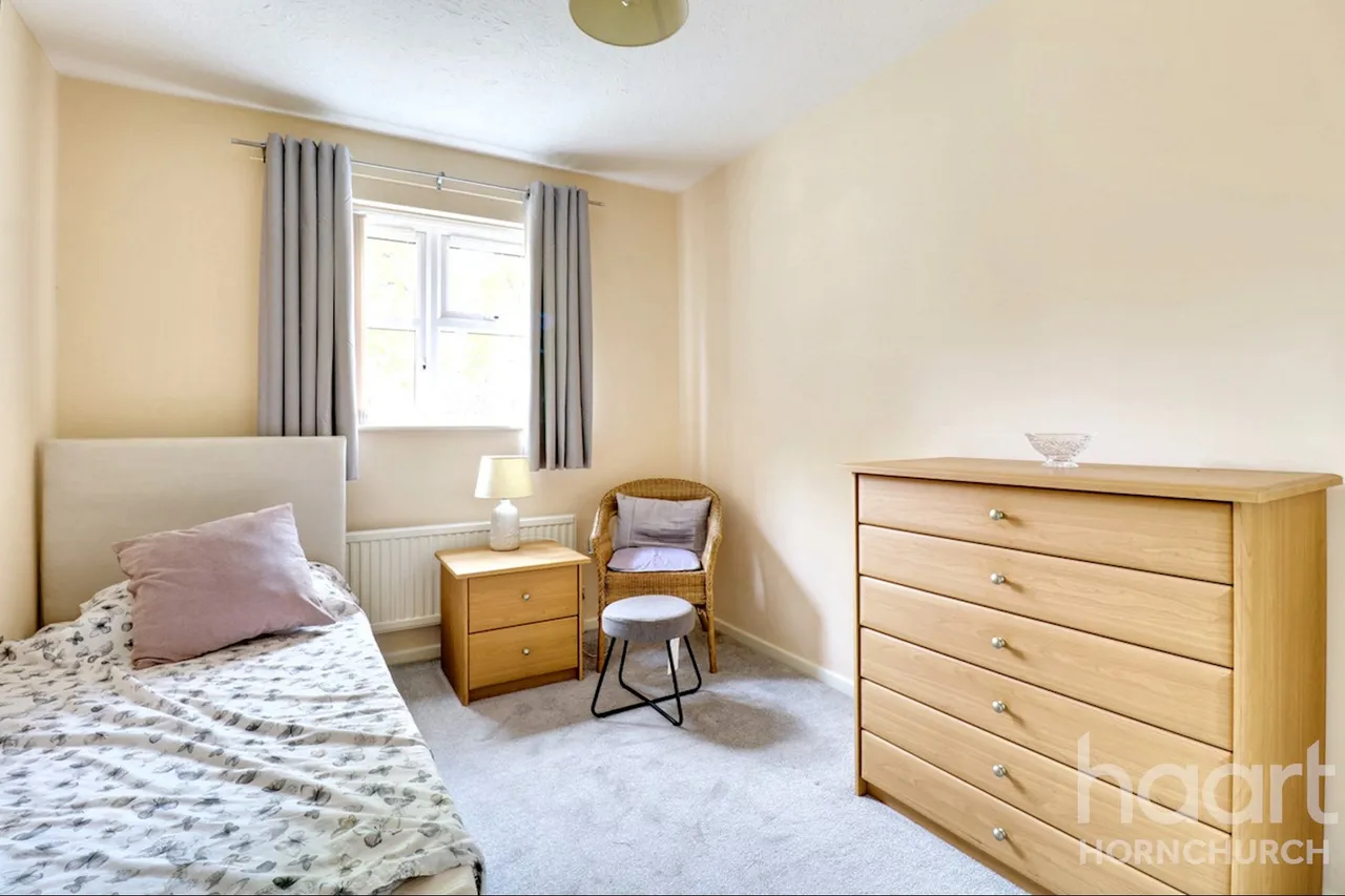 Abbs Cross Gardens, Hornchurch, RM12, photo 7
