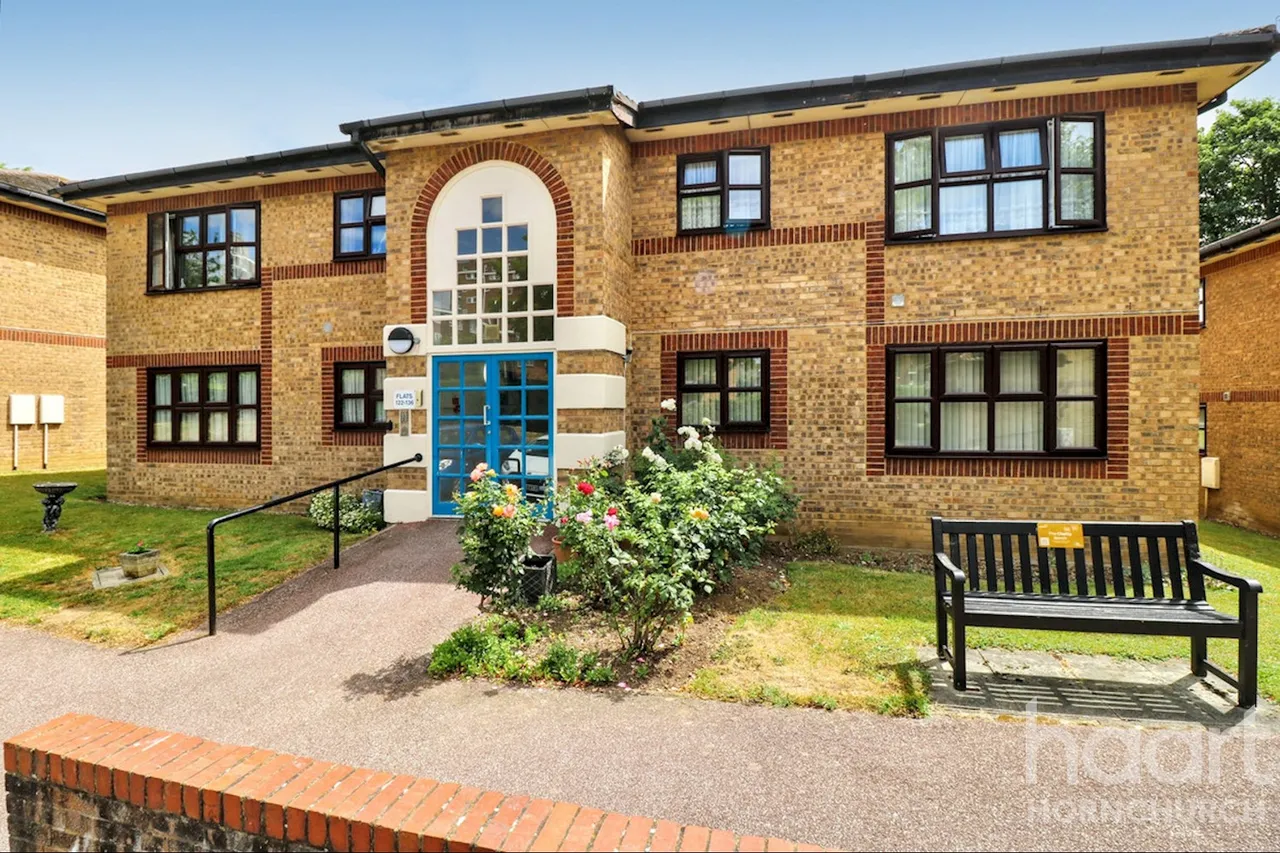 Abbs Cross Gardens, Hornchurch, RM12, photo 11