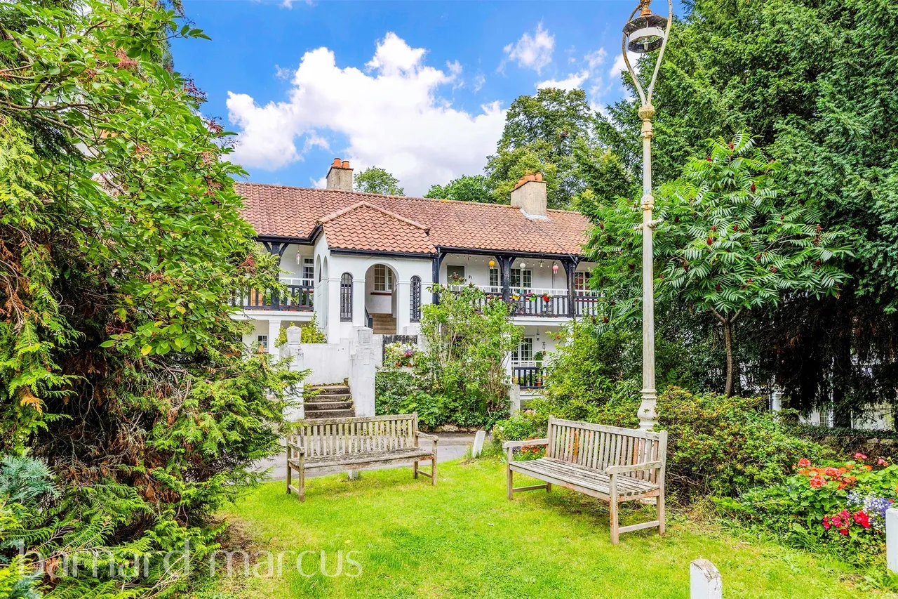 2 bed flat for sale — Drummond Gardens, Epsom