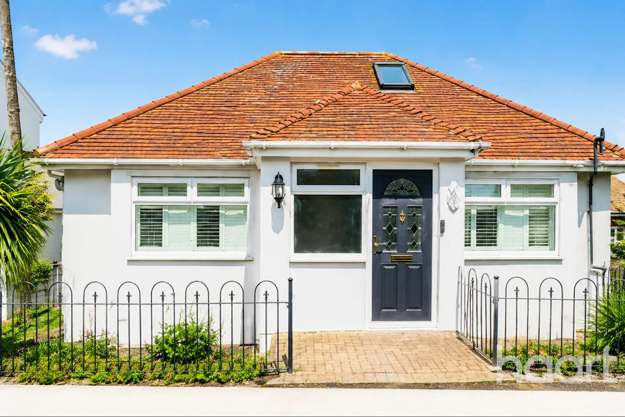 3 bed house for sale, Queens Road, Minster, ME12
