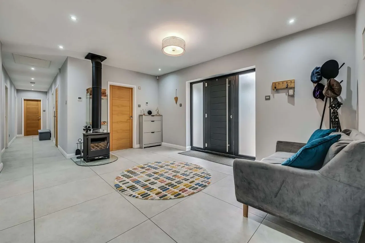 Bicknacre Road, Danbury, Chelmsford, Essex, CM3 4EP, photo 2