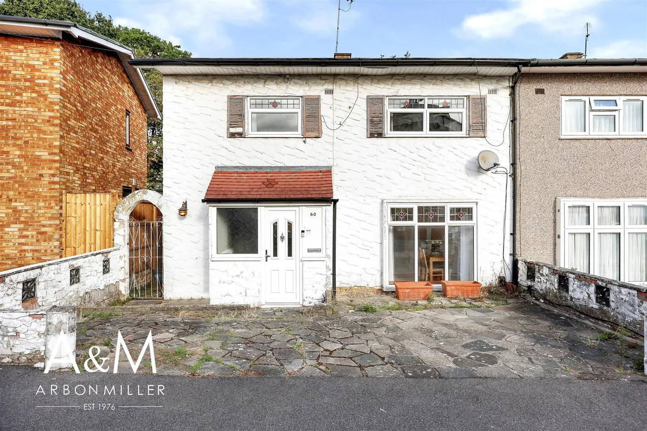 3 bed property for sale, Tudor Crescent, Hainault, IG6