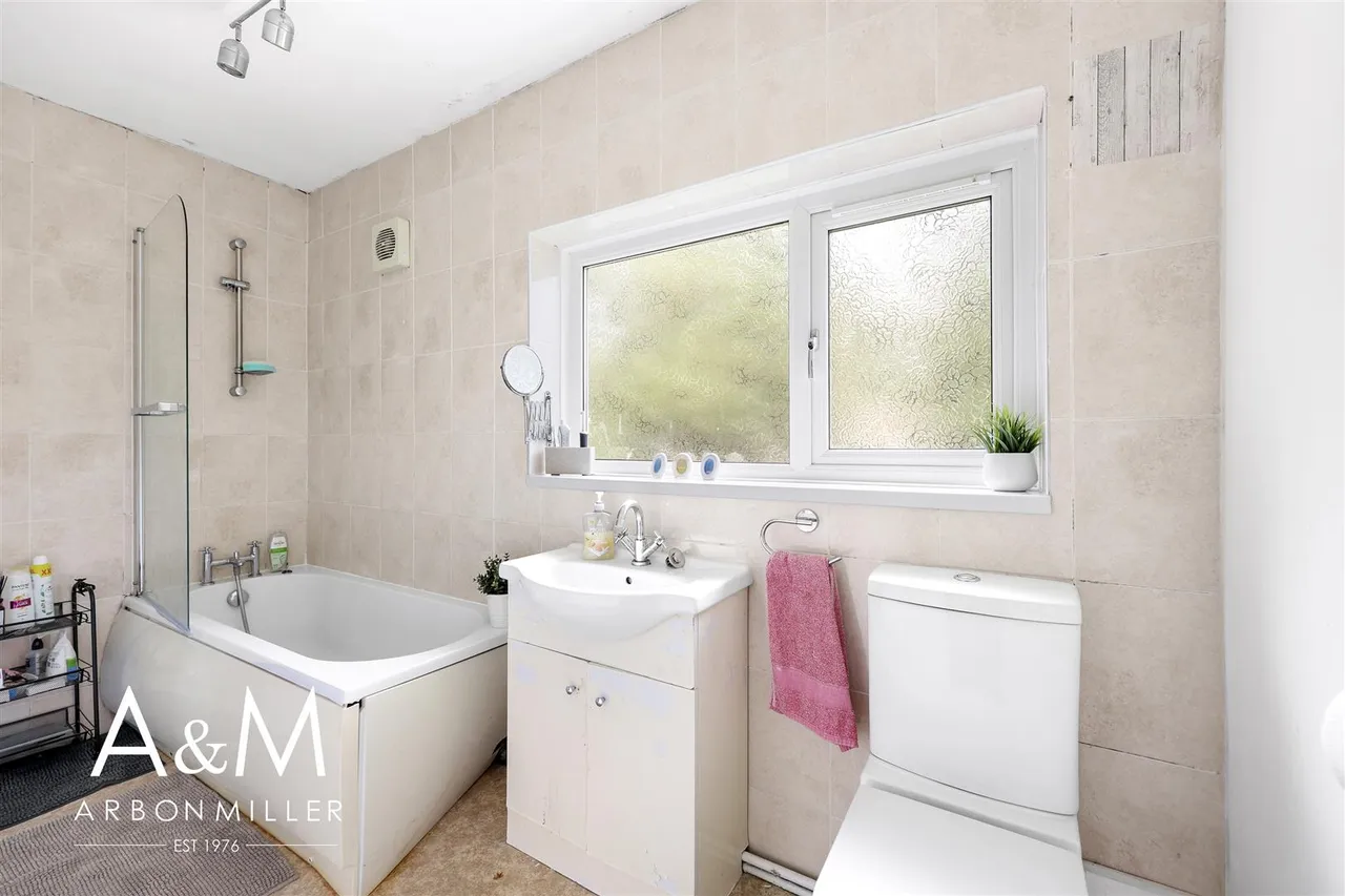 Tudor Crescent, Hainault, IG6, photo 7