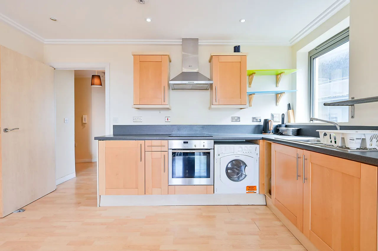 168 Trentham Court, Victoria Road, London, photo 2