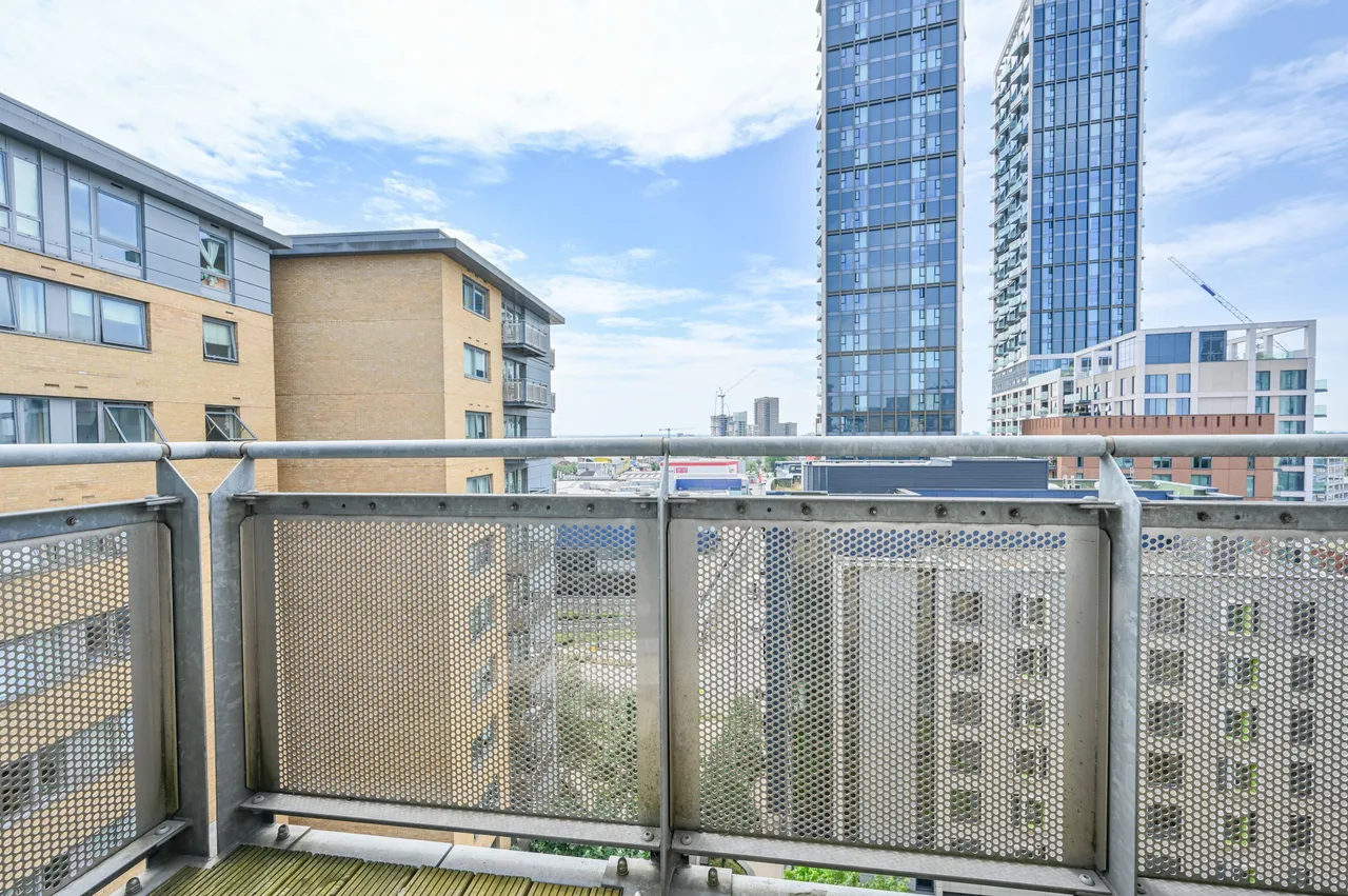 168 Trentham Court, Victoria Road, London, photo 4